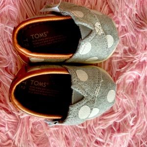 TOMS Drizzle Grey Polka Dots Baby Shoes Sz 2 NEW